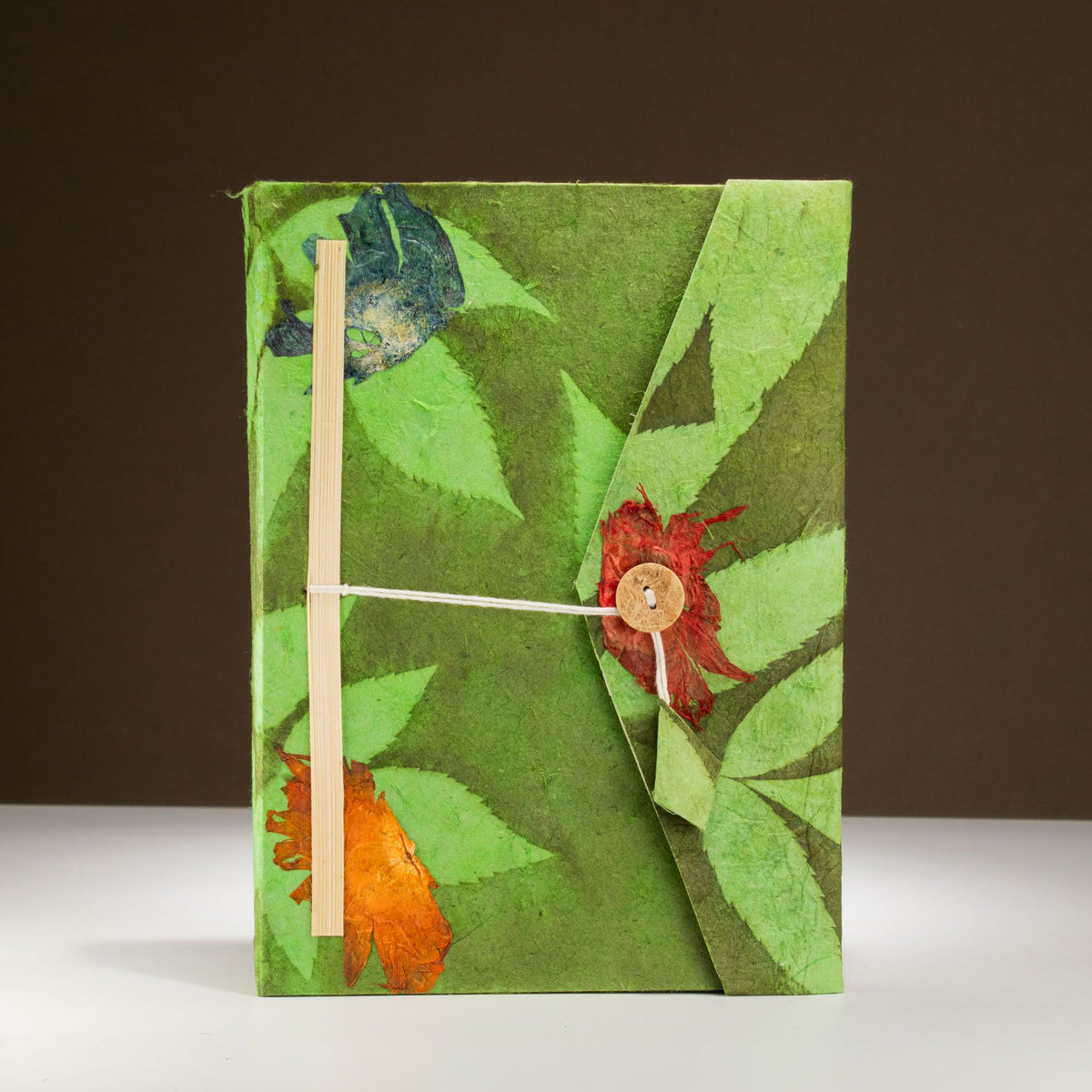 Cuaderno de Lokta con diseño floral audaz – Grande (21x15cm) – 45 hojas – Incluye marcapáginas – Verde musgo