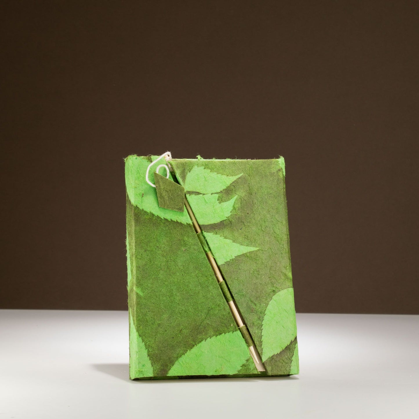Lokta Bold Floral Bamboo Lock Notebook – Mediano (15x12cm) – 45 Hojas – Verde musgo