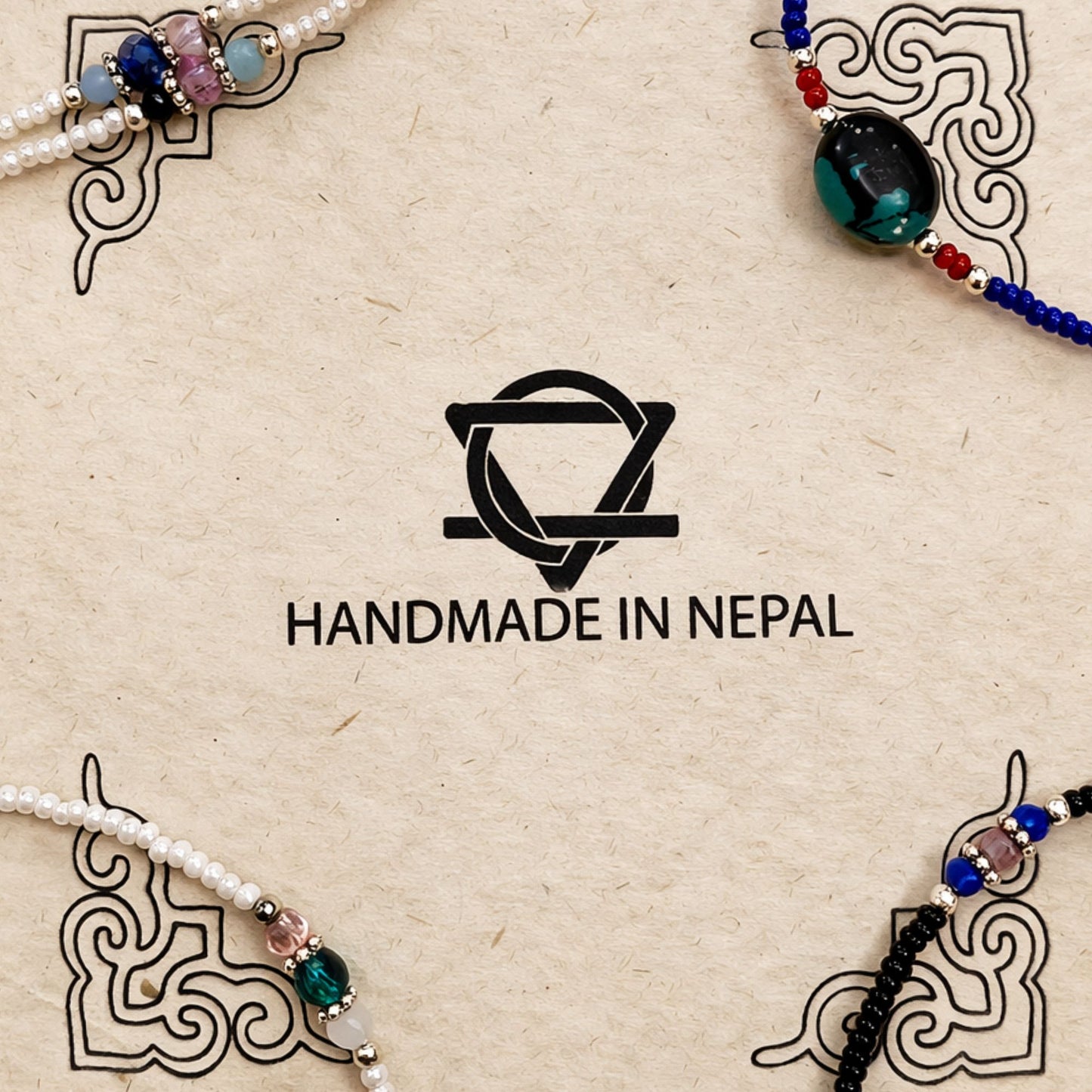Tobillera fina con detalle de cuentas de lapislázuli de Nepal y latón - (22 cm)