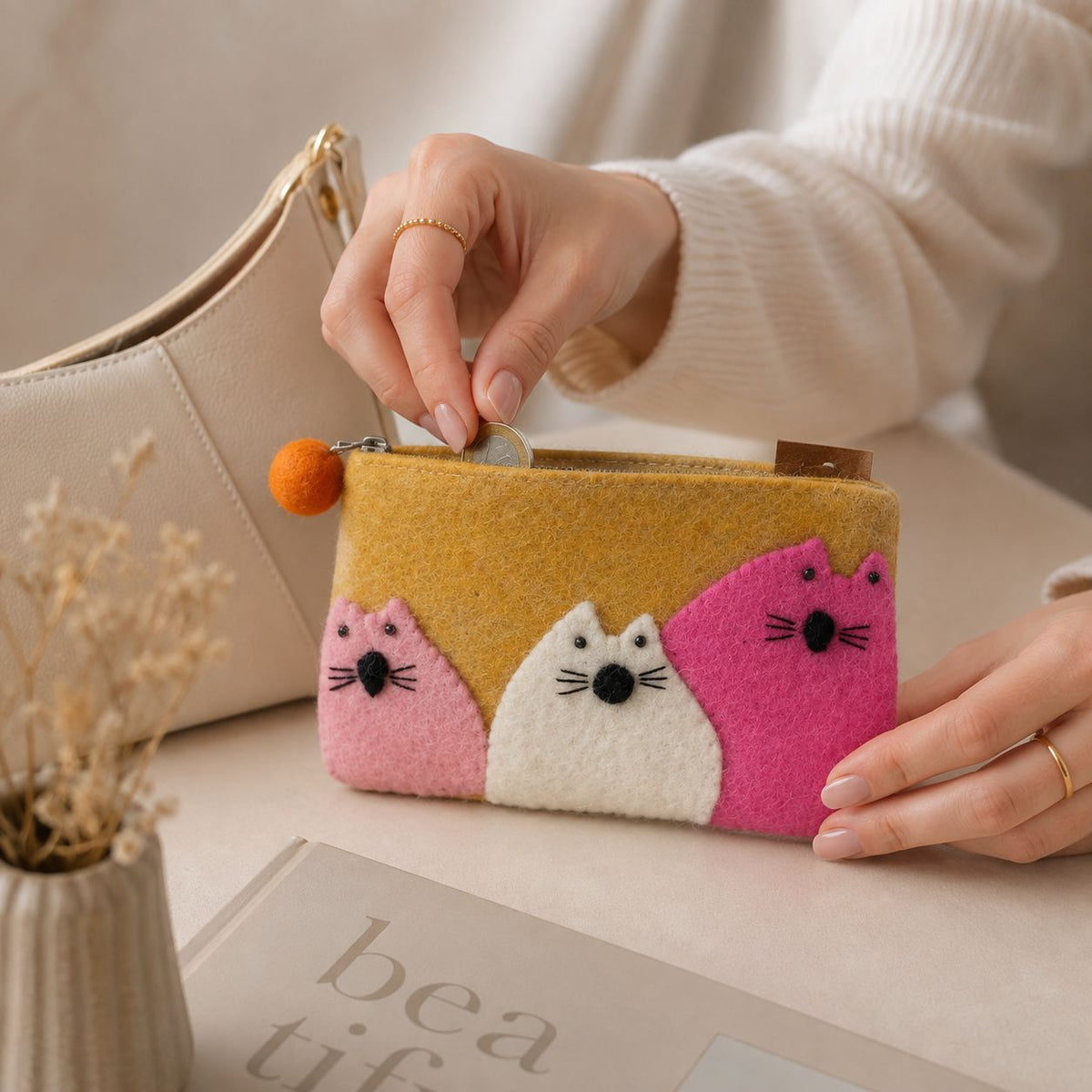 Monedero de fieltro de tres gatos gordos- (3 colores surtidos)